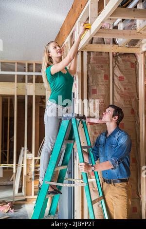 Caucasian couple working at construction site Banque D'Images