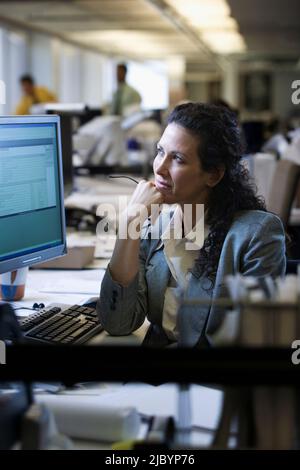 Femme d'affaires caucasienne rêvant à la réception Banque D'Images