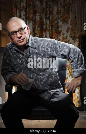 Caucasian man sitting in chair Banque D'Images