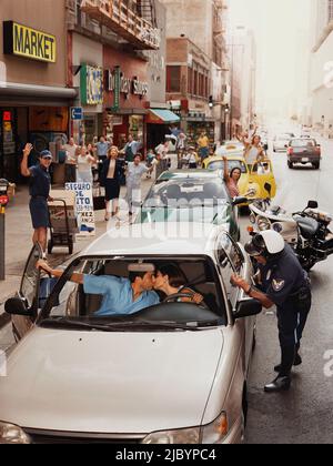 Hispanic couple kissing in voiture et tenant le trafic Banque D'Images