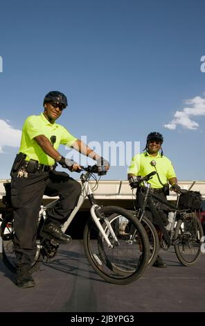 Les agents de police de l'Afrique sur les bicyclettes Banque D'Images