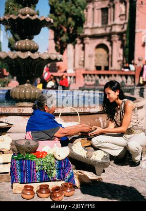 L'achat de femme hispanique tortilla vendeur de rue Banque D'Images