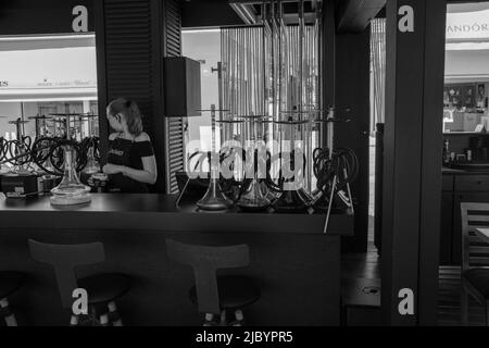 sur le comptoir d'un bar shisha sont différents shishas Banque D'Images