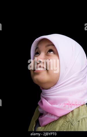 Adolescent indonésien portant foulard smiling Banque D'Images