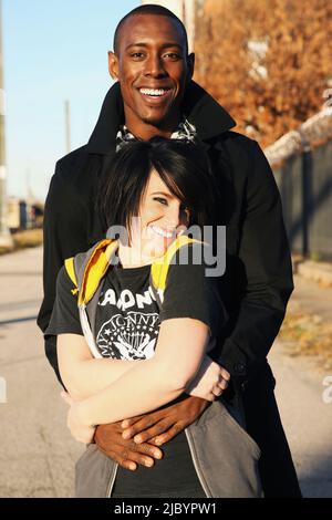 Couple hugging outdoors Banque D'Images