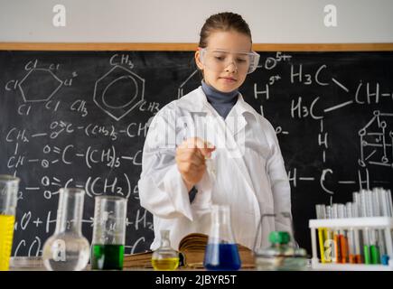 Une jeune étudiante conduit des expériences chimiques en laboratoire scolaire, une expérience scientifique en classe de chimie pour les écoliers, l'éducation et la science Banque D'Images