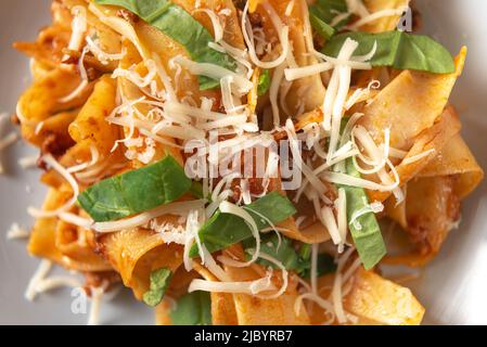 Pâtes bolognaise. Tagliatelle traditionnelle avec sauce à la viande plat italien de pâtes avec sauce tomate et sauce viande hachée servi dans une assiette avec du parmesan Banque D'Images