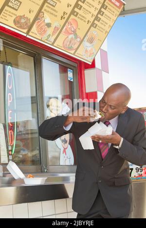 African American businessman eating lunch Banque D'Images