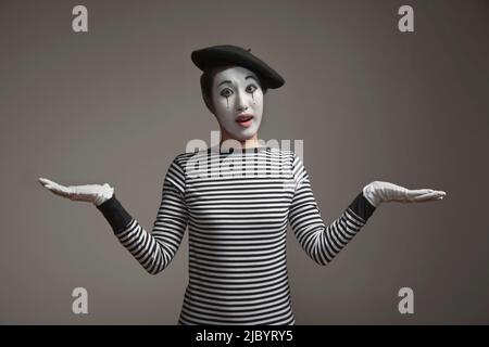 Femme en costume mime avec les bras étirés Banque D'Images