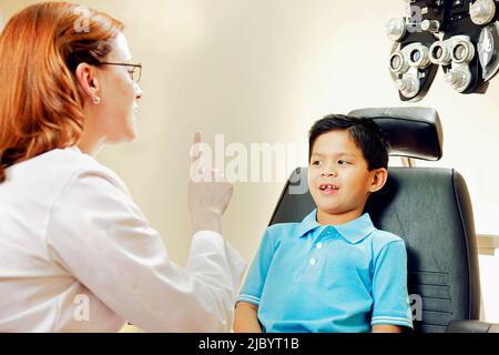 La vision du patient de l'examen de l'opticien Banque D'Images