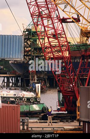 Sur le front de grues industrielles Banque D'Images