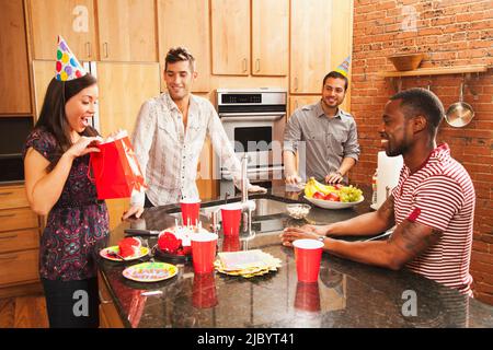 Amis à l'anniversaire dans la cuisine Banque D'Images
