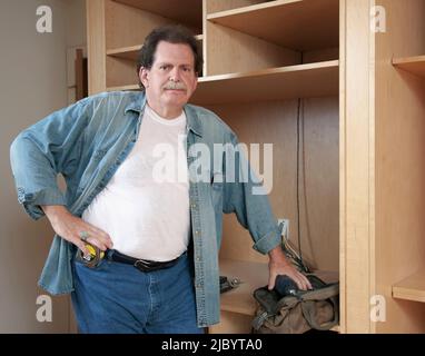 L'homme du cabinet bâtiment Banque D'Images