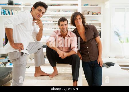 Men smiling together on staircase Banque D'Images