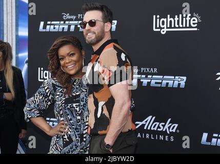 Los Angeles, États-Unis. 08th juin 2022. (G-D) Yvette Nicole Brown et Chris Evans à la première mondiale DE L'ANNÉE LUMINEUSE de Disney et Pixar qui s'est tenue au théâtre El Capitan le mercredi, ?8 juin 2022. (Photo par Sthanlee B. Mirador/Sipa USA) crédit: SIPA USA/Alay Live News Banque D'Images