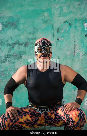 Hispanic man wearing costume de catch mexicain Banque D'Images