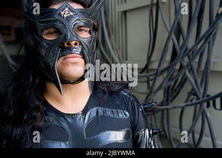 Hispanic man wearing costume de catch mexicain Banque D'Images