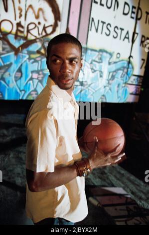 African man holding basketball outdoors Banque D'Images