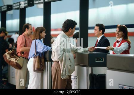 Les clients au comptoir d'enregistrement à l'aéroport Banque D'Images