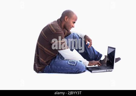 African man typing on laptop Banque D'Images