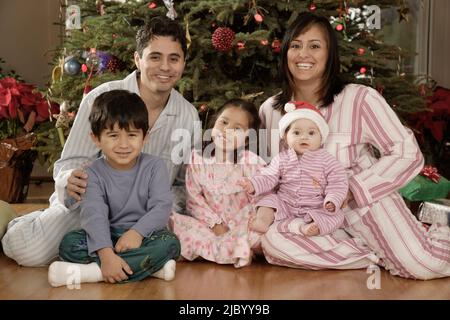 Hispanic family en pyjama à Noël Banque D'Images