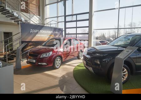 Kirov, Russie - 12 avril 2022 : voitures dans la salle d'exposition de l'établissement concessionnaire Chevrolet de la ville de Kirov Banque D'Images