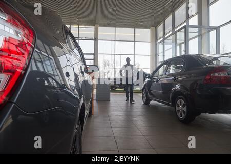 Kirov, Russie - 12 avril 2022 : voitures dans la salle d'exposition de l'établissement concessionnaire Chevrolet de la ville de Kirov Banque D'Images