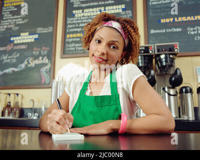 Waitress in coffee shop Banque D'Images