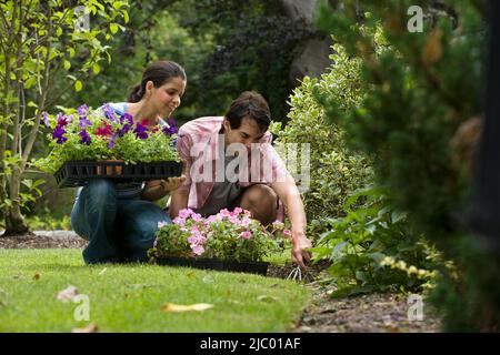 Portrait of Hispanic couple gardening Banque D'Images