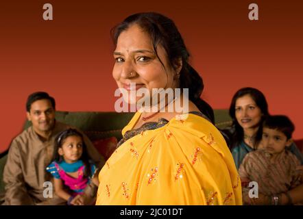 Multi-générations famille indienne en vêtements traditionnels Banque D'Images