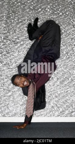 Portrait of African man performing handstand Banque D'Images