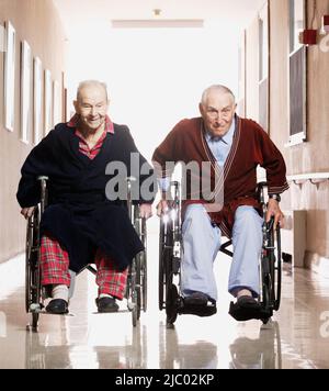 Les hommes âgés racing en fauteuil roulant Banque D'Images