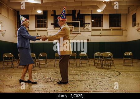 Elderly couple dancing in a gym Banque D'Images