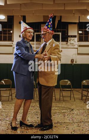 Elderly couple dancing in a gym Banque D'Images