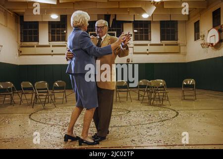 Elderly couple dancing in a gym Banque D'Images