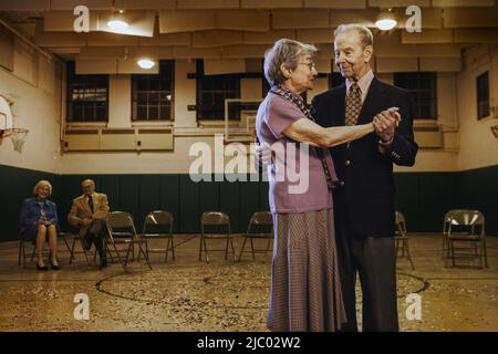 Elderly couple dancing in a gym Banque D'Images