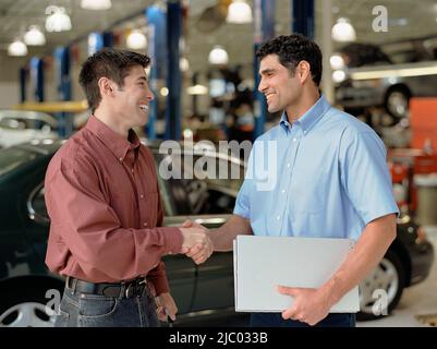 Businessmen shaking hands Banque D'Images