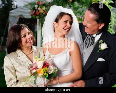 Bride pour l'appareil photo avec ses parents Banque D'Images
