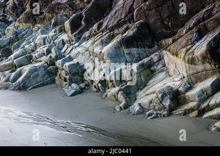 Là où les rochers rencontrent le sable sur la plage Tonquin, près de Tofino, C.-B., Canada. Banque D'Images