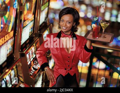 Serveuse avec des cocktails dans le casino Banque D'Images
