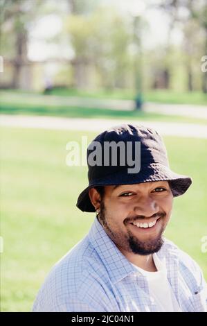 Portrait of young man smiling Banque D'Images
