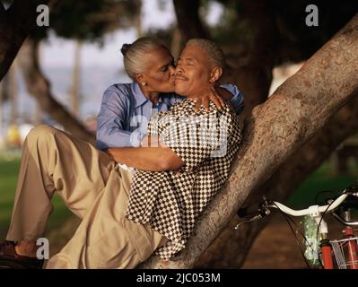 Woman kissing man Banque D'Images