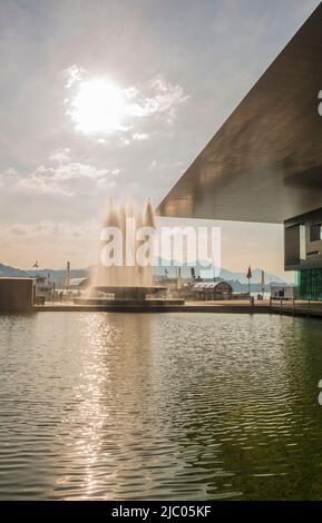 Piscine d'eau et fontaine et salle de concert KKL à Lucerne, Suisse. Banque D'Images