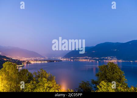 Vue panoramique sur le lac majeur alpin avec montagne à Dusk à Ascona, Suisse. Banque D'Images