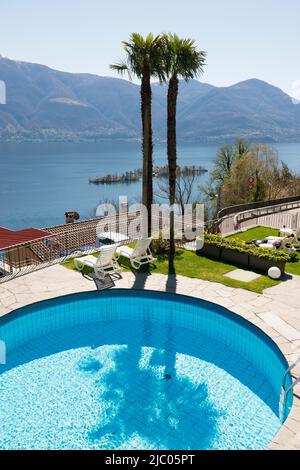 Piscine et îles Brissago sur le lac alpin majeur avec montagne à Ascona, Suisse. Banque D'Images