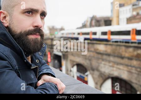 Homme regardant sur le rebord du bâtiment depuis la terrasse sur le toit Banque D'Images