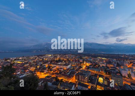 Vue panoramique de nuit sur le paysage urbain de Locarno au Tessin, Suisse. Banque D'Images