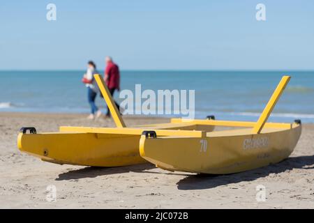 Sauvetage en bateau sur la plage de sable à Rimini, Italie. Banque D'Images