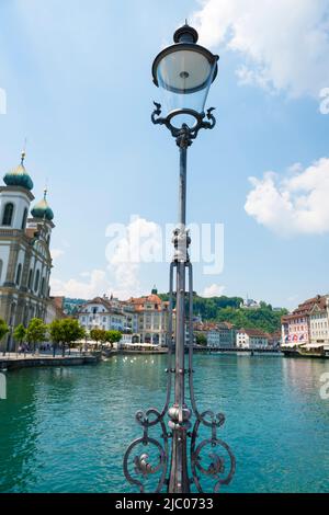 Rue Lamp Reuss River dans la ville de Lucerne, Suisse. Banque D'Images