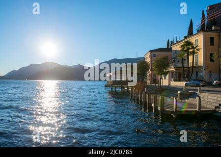 Village Morcote sur le lac alpin de Lugano avec lumière du soleil au Tessin, Suisse. Banque D'Images